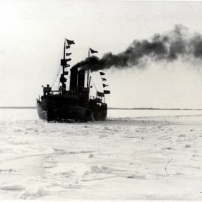 Höyrylaiva Arcturus ja jäänmurtaja Sampo Vaasan edustalla 25.2.1918. 