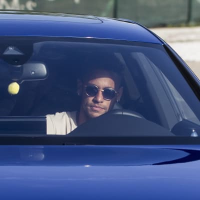 Neymar sitter i sin bil.