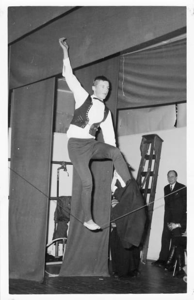 Aimo Leikas går på lina år 1966.