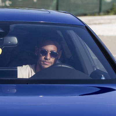 Neymar sitter i sin bil.
