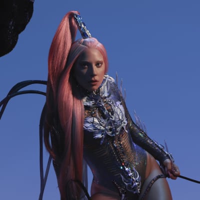 Lady Gaga sinistä taustaa vasten