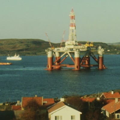 Öljytuotannon muokkaamaa merimaisemaa Stavangerin rannikolta.