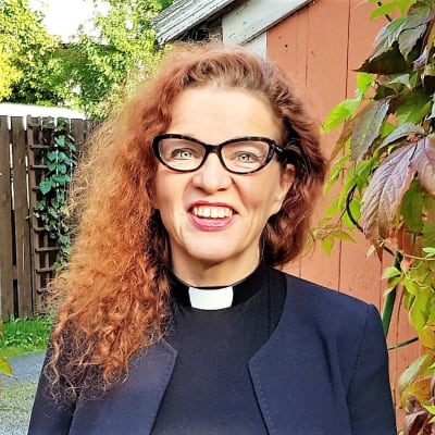 Teologiantohtori, pastori Mari-Anna Auvinen syksyisessä villiviinipuutarhassa