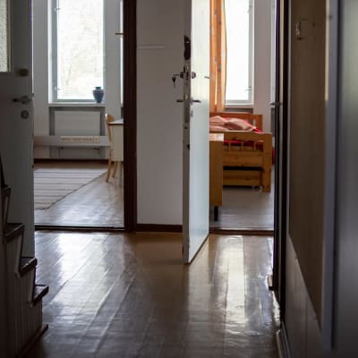 Kaksi huonetta, joissa ikkunat. Toisessa sänky, toisessa työpöytä.