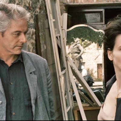Iltapäivä Toscanassa. Kuvassa James Miller (William Shimell) ja Elle (Juliette Binoche).
