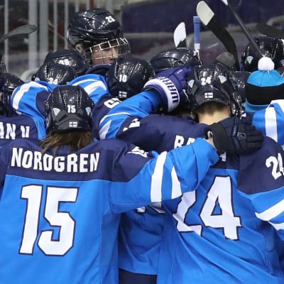 Finlands U18-landslag firar.