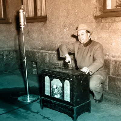 Kapellimestari George de Godzinsky soittaa kadulla posetiivia radiolähetyksessä vuonna 1953.