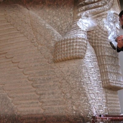 IS förstör historiska föremål i Irak.
