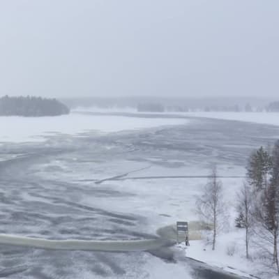 Kajaanin Petäisenniskalla sijaitsevan tunnelivoimalan sulana pitämä vesialue helmikuussa 2022