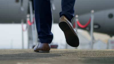 skor som går på ett flygfält