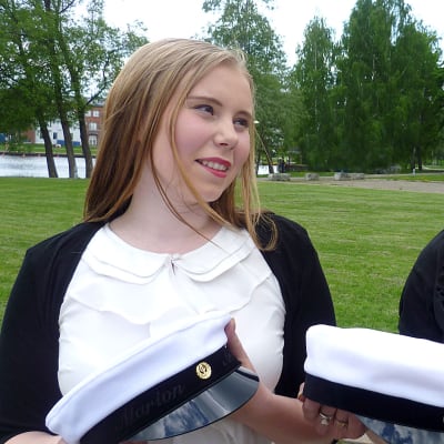 Ylioppilaslakit käsissään äiti ja tytär Heljä (oik.) ja Marion Arvola