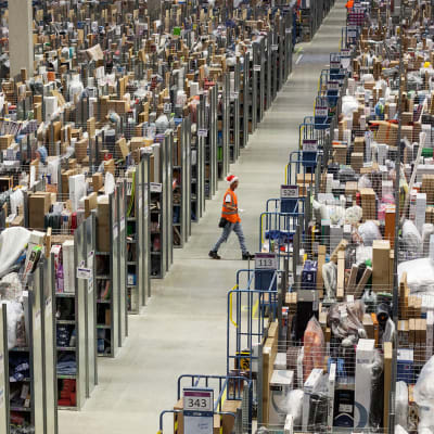 Verkkokauppa Amazonin logistiikkakeskus Saksan Pforzheimissa.