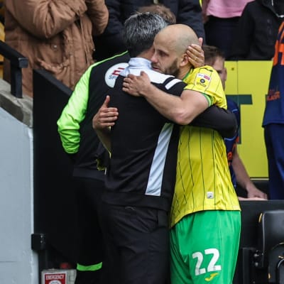 Teemu Pukki halaa Norwichin päävalmentajaa.