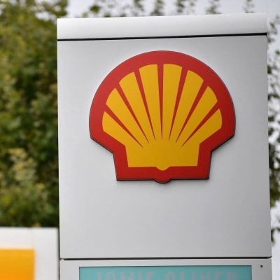 Shell-yhtiön kylttejä huoltoasemalla.
