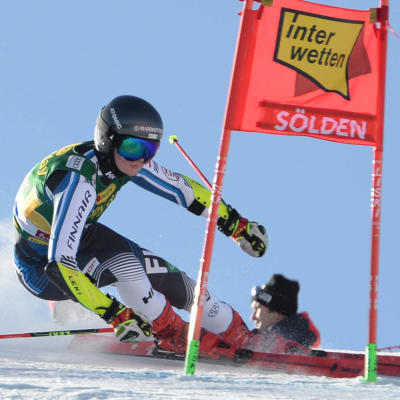 Riikka Honkanen kör runt en port.