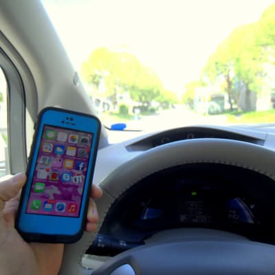Det är olagligt att använda mobiltelefon och köra bil samtidigt.