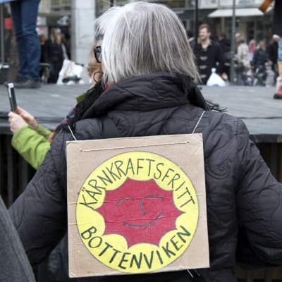 Demonstration mot kärnkraften i Umeå centrum, kvinna med skylt på ryggen