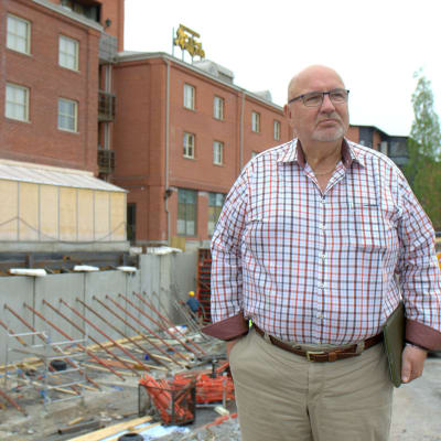 Lars-Erik Gästgivars vid byggarbetsplatsen intill hans hotell i Smedsby.