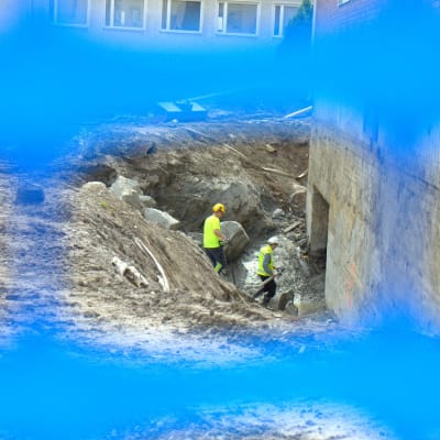 Byggarbetare jobbar med saneringen av Sandvikens hälsostation i Vasa.