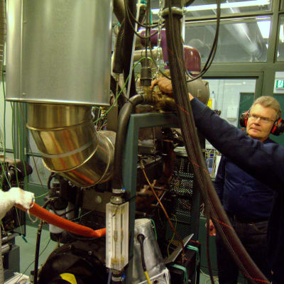Professor Seppo Niemi och Olav Nilsson, laboratorieingenjör vid Novia.