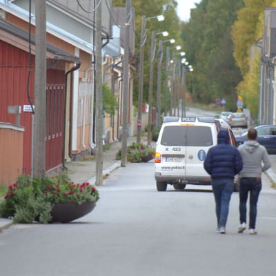 En polisbil patruller längs Alholmsgatan i Jakobstad.
