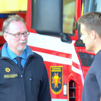 Räddningsdirektör Tero Mäki diskuterar med brandmannen Christoffer Jåfs.