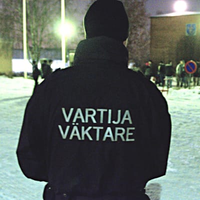 Flera väktare fanns på plats vid kommunkansliet i Vörå.