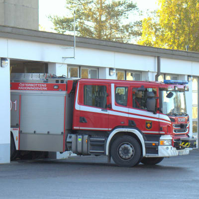 Brandbil vid brandstationen i Vasa.