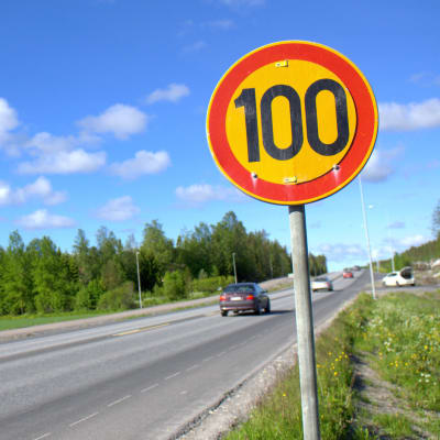 100-skylt vid riksåttan, förlängningen av Smedsby omfartsväg
