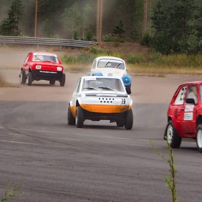 Jokamiesluokan autot ajavat radalla. 