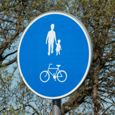 Ett blått trafikmärke för gång- och cykelbana.