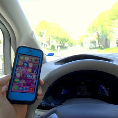 Det är olagligt att använda mobiltelefon och köra bil samtidigt.