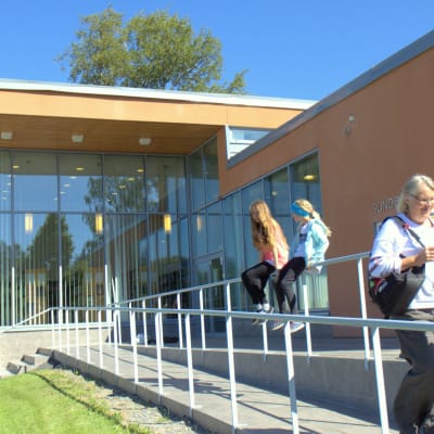 Sundom bibliotek är integrerat i byns skola.
