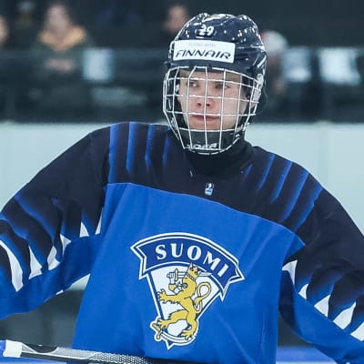 Aron Kiviharju spelar ishockey.