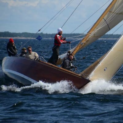 En 8mR segelbåt rundar en boj under första tävlingsdagen i Hangö regattan 2016.