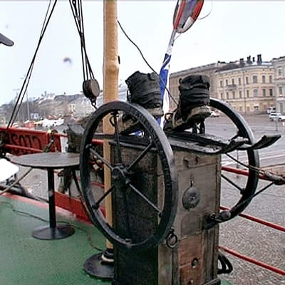 Punainen laiva hinataan Helsingin kauppatorin laituriin. Maailman pienimpiin lukeutuva uiva merimuseo avaa ovensa.