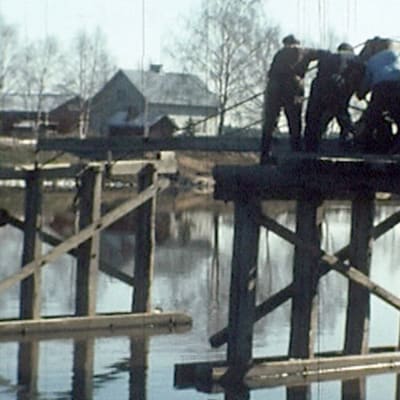 Kauppa ja posti olivat joen toisella puolen, lapsetkin olivat vaarassa. Oli tehtävä silta! Tarina pohjalaisten talkoohengestä.