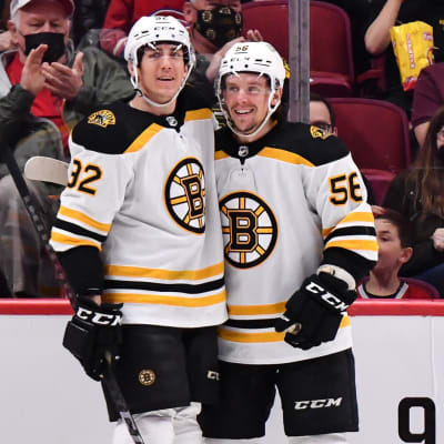 Erik Haula och Tomas Nosek jublar efter mål av Boston. 