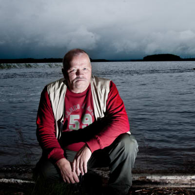 Kalastaja Laakajärven rannalla.
