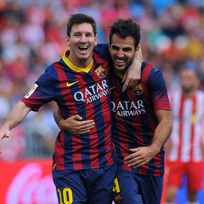 Lionel Messi ja Cesc Fabregas juhlivat 1-0-johtomaalin jälkeen.