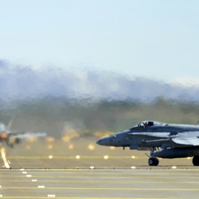 Norjan, Ruotsin ja Suomen järjestämä kansainvälisen lentotoimintaharjoitus (Arctic Challenge Exercise ACE 15) jatkui tiistaina. Kuvassa Suomen ilmavoimien F/A-18 Hornet-pari startissa Bodön tukikohdassa Norjassa tiistaina 26. toukokuuta.