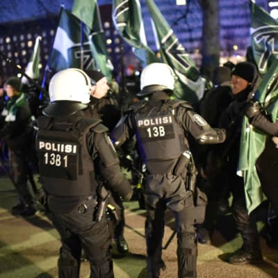 Poliser drabbar samman med Finska motståndsrörelsen