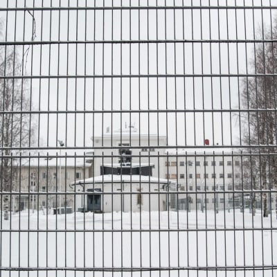 Sukevan vankilan portti, jonka takana näkyy vankilarakennus.
