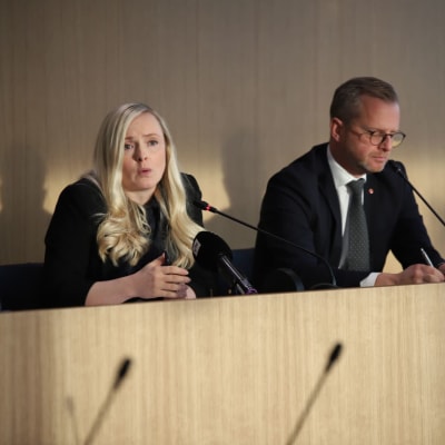 Suomen ja Ruotsin sisäministerit poliisien tulevasta yhteistyöstä kertovassa tiedotustilaisuudessa Torniossa