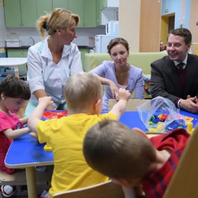 Experter inom frågor som berör barn och barns rättigheter besöker ett hem för barn med utvecklingsstörning under ett seminarium i Sankt Petersburg.