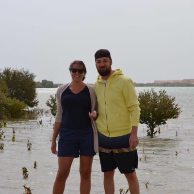 Johanna Winberg och hennes pojkvän i Qatar.