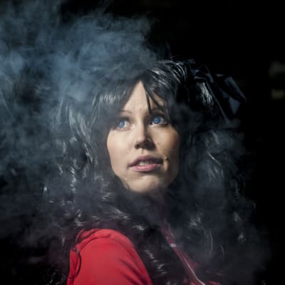 Kuopiolainen opettaja Maria Ilona Huovinen pukeutuneena Rin Tohsaka -hahmoksi.