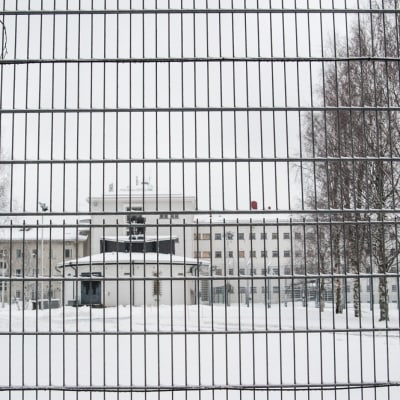 Vankilan portti, jonka takana näkyy itse vankilarakennus.