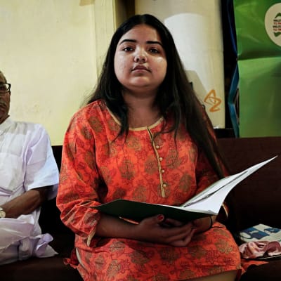 Kolkatalainen Katha Karar, 18, lääkärin odotushuoneessa.