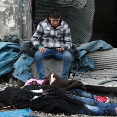 En ung man sörjer sina familjemedlemmar som dödades i bombningar i östra Aleppo 30.11.2016